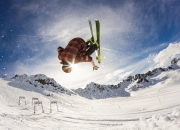 比赛局势复杂首场状态出色，热火观众沸腾！，德约科维奇重返赛场气势如虹延续