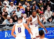 快船队大胜对手，展示出色团队协作