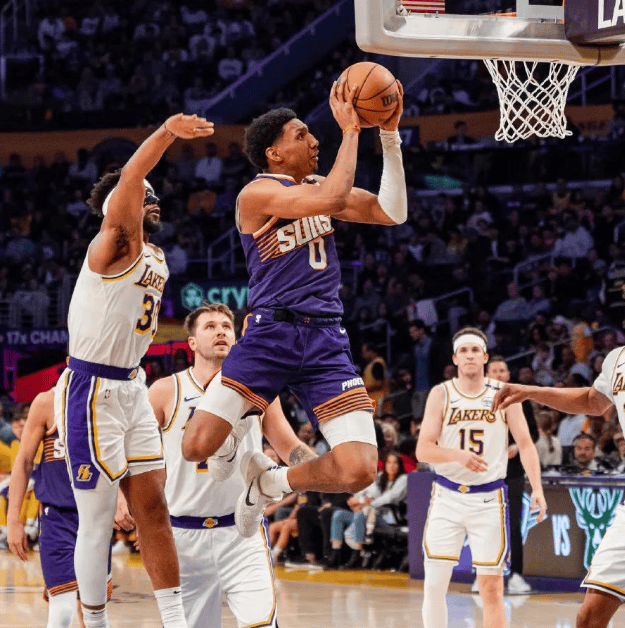 篮网险胜东契奇,助攻爆棚关键表现点燃全场! 篮网险胜东契奇,助攻爆棚关键表现点燃全场!