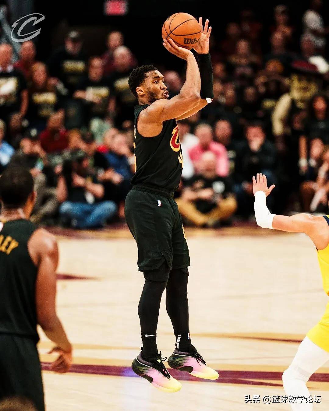 魔术绝杀时刻，爆发新星点燃赛场，米切尔迎来胜利！