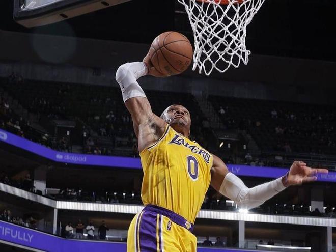 威少复出首战，刷新队史纪录状态火爆，湖人成为焦点！